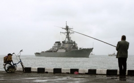 Americká loď USS Stout v gruzínském přístavu Batumi .